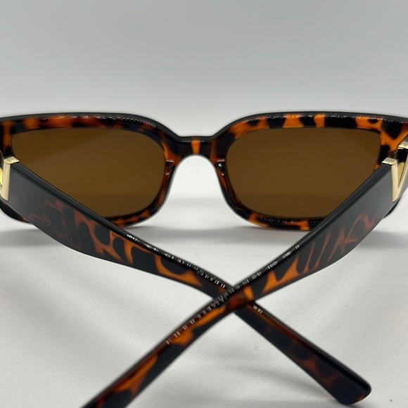Chic Tortoiseshell V-Detail Sunglasses -Square Frame, Trendy Style UV protection main image 5